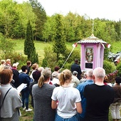 W maju i czerwcu ludzie gromadzą się przy figurze Maryi w Węgorzynku codziennie. Czasami spotkanie kończy się agapą przy grillu.