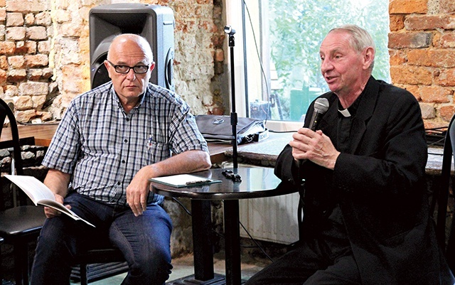▲	Emerytowany proboszcz cisieckiej parafii (z prawej) i dr Andrzej Solecki podczas spotkania w bielskiej galerii „Wzgórze”.