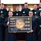 ▲	Grupowe zdjęcie z tablo, które na pamiątkę neoprezbiterzy zostawili w seminarium.