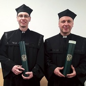 Ksiądz dr Krzysztof Sękuła (po lewej) i ks. dr Jarosław Janowicz.