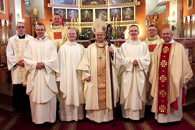 Nowi kapłani z biskupem i przełożonymi seminaryjnymi.