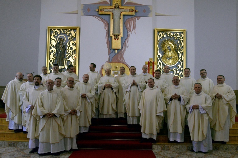 Po jubileuszowej Eucharystii w kaplicy radomskiego WSD srebrni jubilaci stanęli do pamiątkowej fotografii z bp. Henrykiem Tomasikiem.