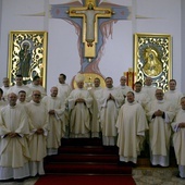 Po jubileuszowej Eucharystii w kaplicy radomskiego WSD srebrni jubilaci stanęli do pamiątkowej fotografii z bp. Henrykiem Tomasikiem.