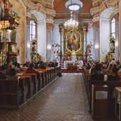 Przed ołtarzem stanął krzyż znany z ekumenicznych spotkań wspólnoty.