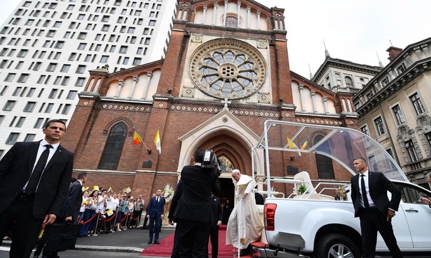 Franciszek przybywa do katedry