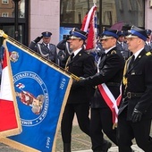 Nowy sztandar w czasie defilady w wałbrzyskim Rynku.