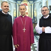 Po święceniach. Od lewej o. Antoni, bp Salaterski i o. Robert.