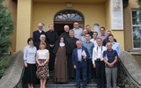 Uczestnicy konferencji przed Domem Rekolekcyjnym Księży Pallotynów