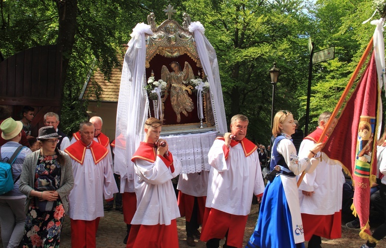 Przybywającym na uroczystości odpustowe pątnikom towarzyszyły feretrony.