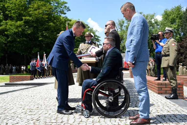 Minister obrony narodowej Mariusz Błaszczak podczas Centralnych Obchodów Dnia Weterana Poza Granicami Państwa w Rzeszowie.