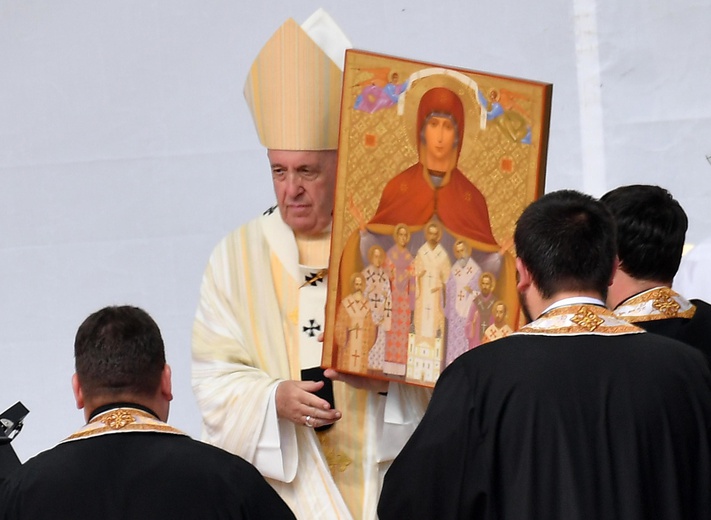 Papież Franciszek trzyma w dłoniach ikonę, przedstawiającą błogosławionych biskupów.