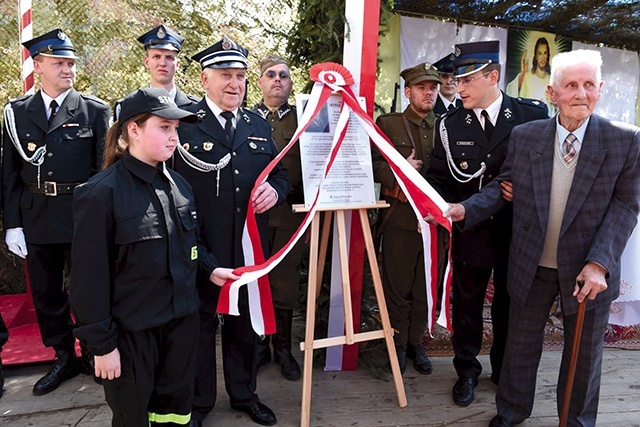 Tablicę pamięci odsłaniali przedstawiciele czterech pokoleń strażackich, w tym najstarszy mieszkaniec Bieńkowic i współzałożyciel OSP Bronisław Pradel.