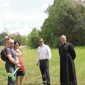 ▲	Imprezę otworzył Marcin Gierczak (z lewej). Obok stoją Wiesława Golus, Jerzy Zawodnik, wiceprezydent Radomia, i ks. Sławomir Adamczyk.