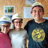 ▲	Ashley Collins, Stephanie Lukas i Zach Toenges – wolontariusze fundacji Habitat for Humanity.