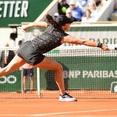 French Open - Świątek przegrała z broniącą tytułu Halep