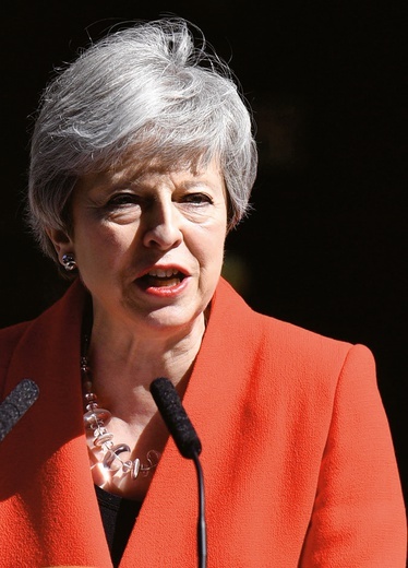 Theresa May przyznała się do porażki, gdy łamiącym się głosem zapowiedziała swoją rezygnację.