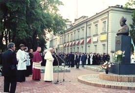Jan Paweł II w Płocku modlił się przy pomniku abp. Antoniego Juliana Nowowiejskiego.