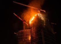 Centrum Warszawy. 130-metrowy wieżowiec w ogniu