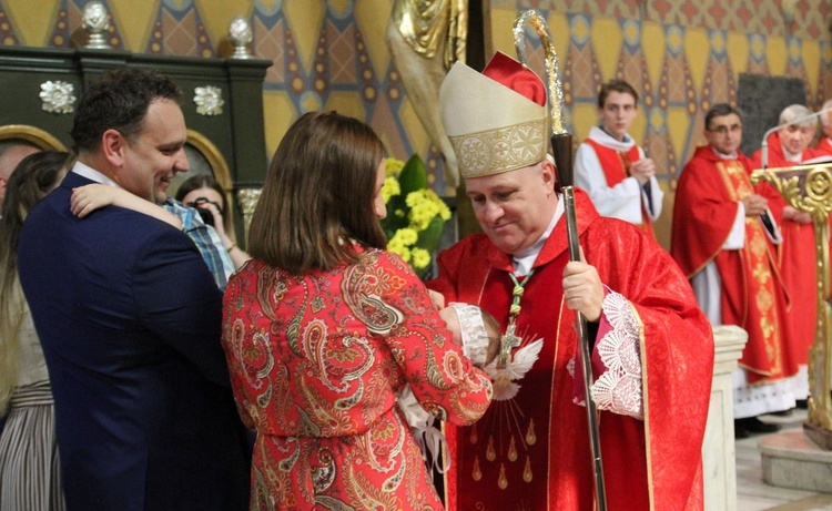 Bp Piotr Greger udzielił dziś w konkatedrze żywieckiej, przed Marszem dla Życia i Rodizny sakramentu Chrztu Świętego trzem dziewczynkom.
