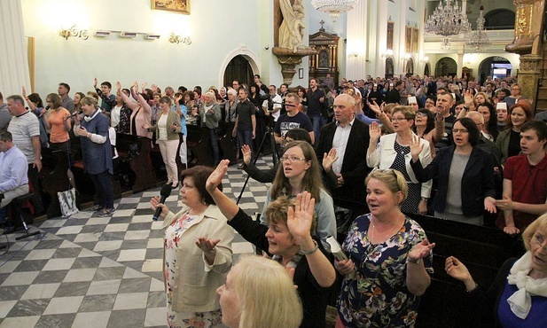 Czuwanie w Wigilię Zesłania Ducha Świętego w cieszyńskim kościele św. Marii Magdaleny.