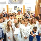▲	Wiele grup zrobiło pamiątkowe zdjęcie z biskupem świdnickim.