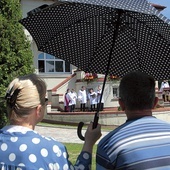 ▲	Ci, którzy modlą się za alumnów, rozciągają nad nimi ochronny „modlitewny parasol”.