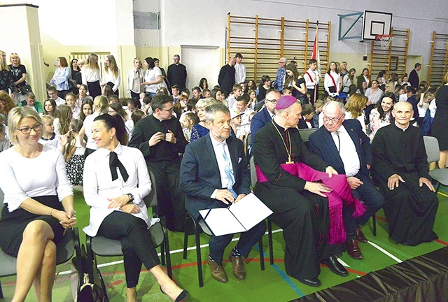 Dyrekcja i honorowi goście w czasie rocznicowych obchodów w szkole im. Jana Twardowskiego.