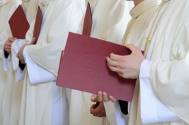 Biskup opolski wręczył księżom dekrety