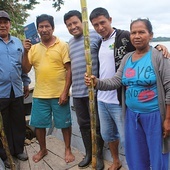 Jedna z ekip misyjnych odwiedzających katolików żyjących w amazońskich wioskach. W tej wyprawie świeckim towarzyszył kapłan – ks. Pancho z Salwadoru (w środku).