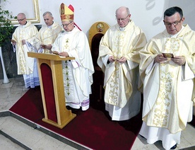 ▲	Przed końcowym błogosławieństwem odmówiono „Modlitwę papieża Pawła VI za kapłanów” .