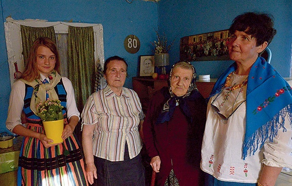 ◄	Z wizytą u pani Marii. Stoją od lewej: Sylwia Biernat, Anna Abramczyk, Maria Gaca i Kazimiera Woźniak.