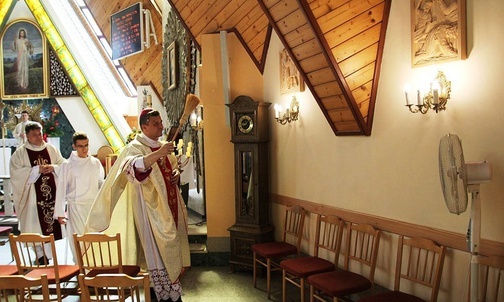 Bp Roman Pindel przewodniczył Mszy św. w Kętach-Podlesiu, podczas której erygował stacje nowej Drogi Krzyżowej.