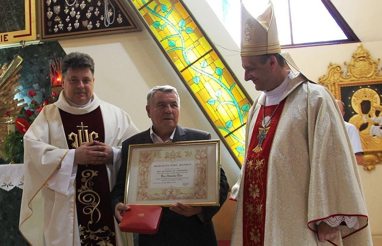 Ks. Wacław Pelczar, Stanisław Kaim, odznaczony medalem "Pro Ecclesia et Pontifice", i bp Roman Pindel.