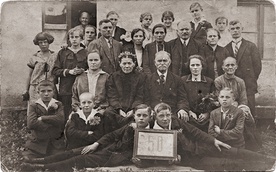 ▼	Na wystawie można zobaczyć m.in. fotografię Franciszki Zmudy, matki i teściowej powstańców, w otoczeniu rodziny w dniu złotych godów w Łabędach (obecnie dzielnica Gliwic), sierpień 1927.