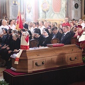 ▲	Na żałobnej Eucharystii obecni byli rodzina i przyjaciele biskupa. 