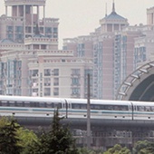 Maglev – kolej magnetyczna w Szanghaju, jadąca z prędkością ponad 400 km/h.