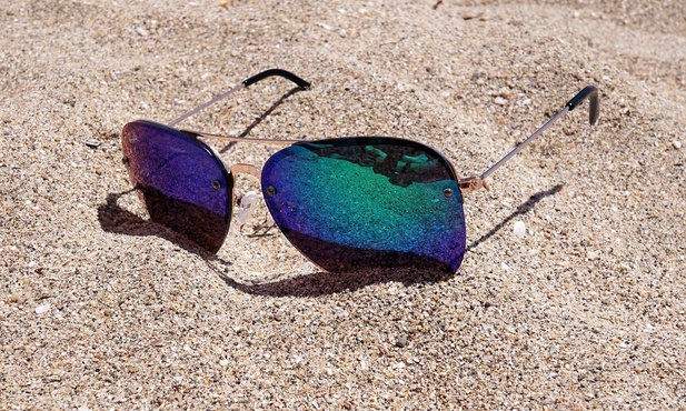 Ekspert: Latem okulary przeciwsłoneczne chronią przed wieloma chorobami