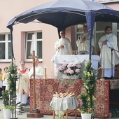 Procesja Bożego Ciała w parafii pw. św. Klemensa Dworzaka we Wrocławiu