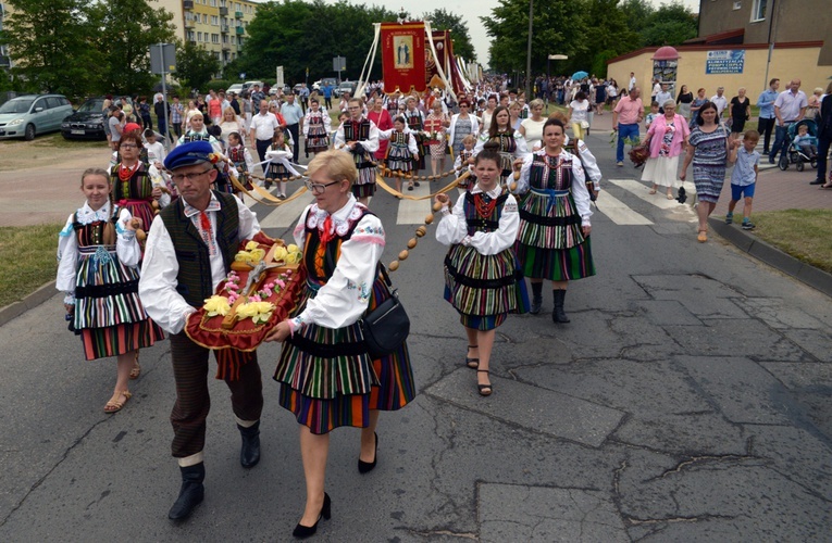 Stroje ludowe regionu opoczyńskiego sprawiają, że to jedna z najbardziej barwnych procesji Bożego Ciała w diecezji radomskiej i w całym kraju.