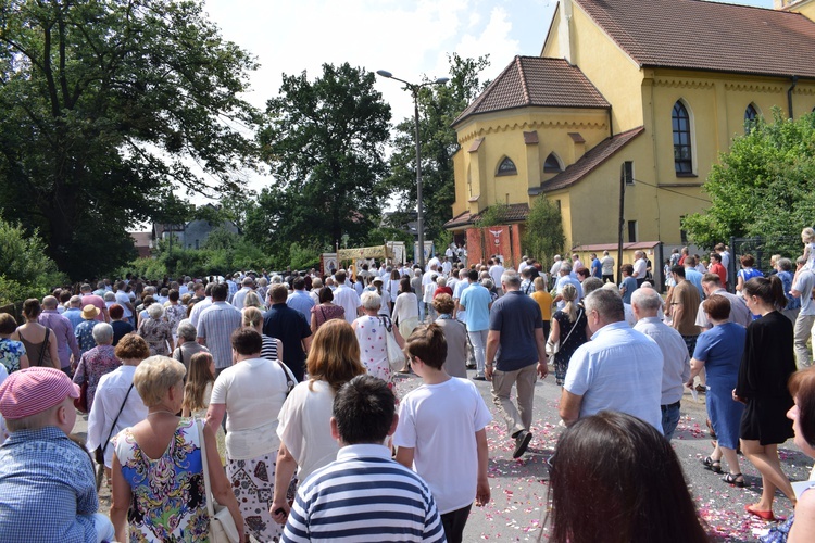 Procesja Bożego Ciała w parafii pw. św. Jadwigi Śląskiej we Wrocławiu-Leśnicy