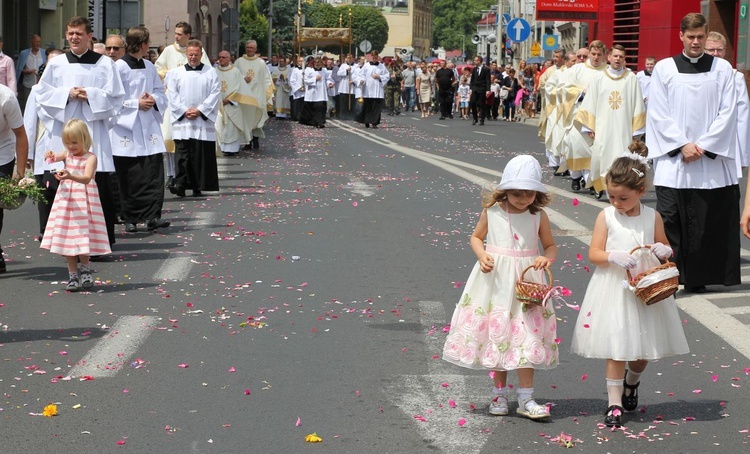 Boże Ciało na ulicach centrum Bielska-Białej.