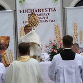 Bp Roman Pindel z Najświętszym Sakramentem przy pierwszym ołtarzu.