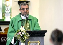 Ksiądz Paweł Szajner podczas Mszy św. na zakończenie roku szkolnego modlił się za śp. Kristinę.