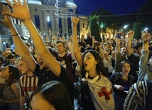 Setki osób protestowały w sobotę wieczorem w Tbilisi przeciwko rosnącym wpływom Rosji w Gruzji