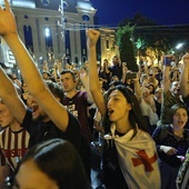 Setki osób protestowały w sobotę wieczorem w Tbilisi przeciwko rosnącym wpływom Rosji w Gruzji
