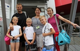 Rodzina Basi i Włodka Habartów - jednej z dwóch rodzin, które najliczniej brały udział w maratonie - z Dorotą Kanią z Hospicjum im. Łukasza Ewangelisty.