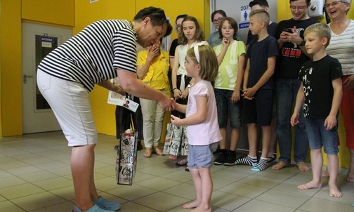 Dorota Kania wręcza nagrody najmłodszej pływaczce Tosi Szweblik.