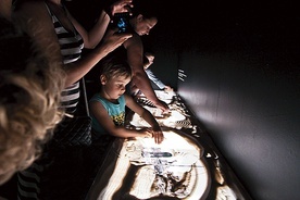 Dzieci mogą pobawić się na wystawie w archeologa.