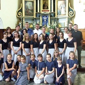Młodzi upiększają liturgię swoim śpiewem.