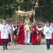 Kapłanów niosących Chrystusa wspomagali m.in. członkowie Konfraterni św. Wiktorii. Baldachim dźwigali panowie z Bractwa Różańcowego.